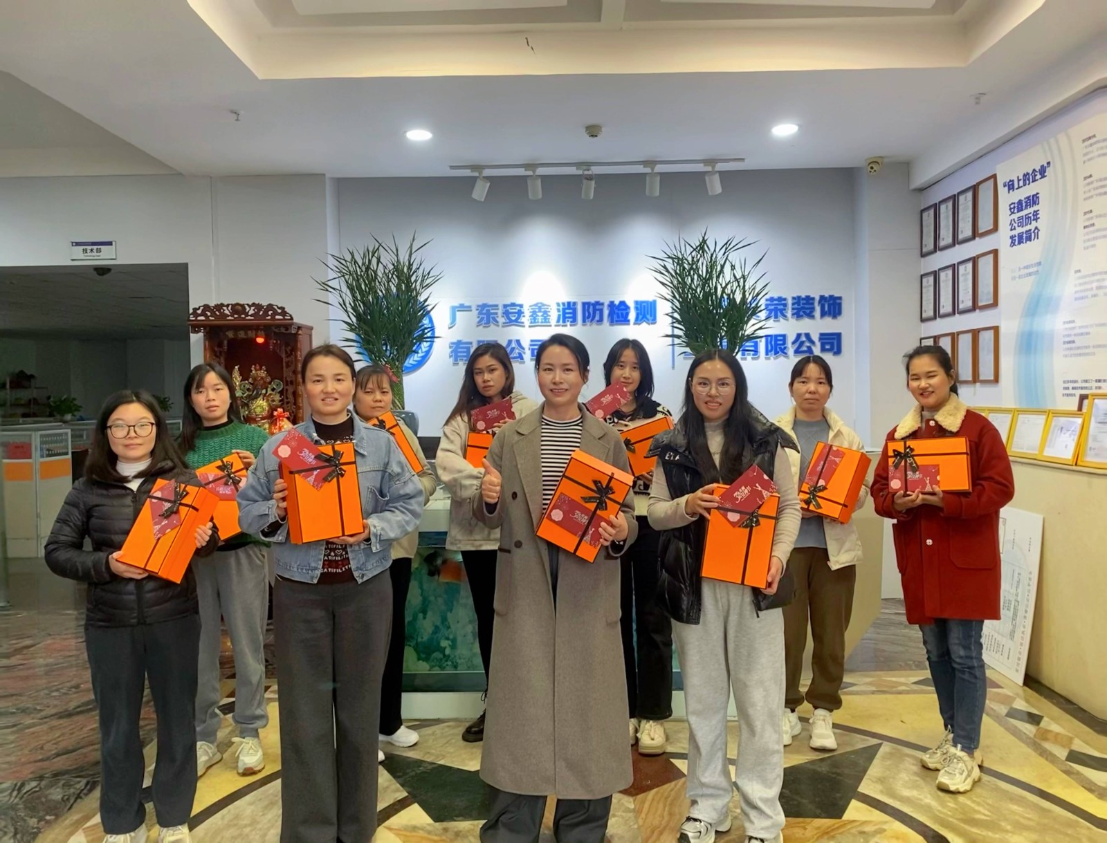 安鑫女员工三八妇女节派发福利合影
